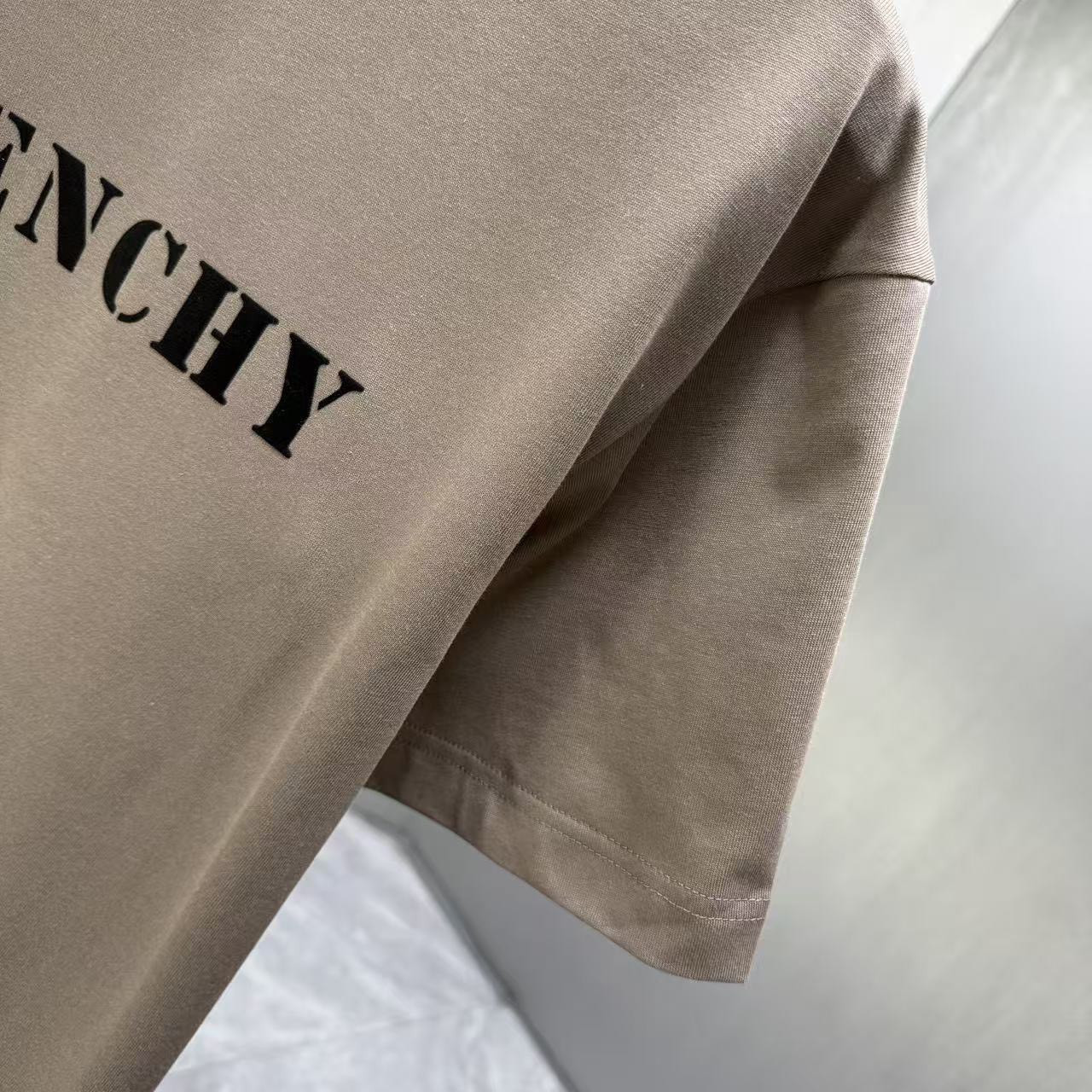 <p>Givenchy 短袖T恤(棕)</p>