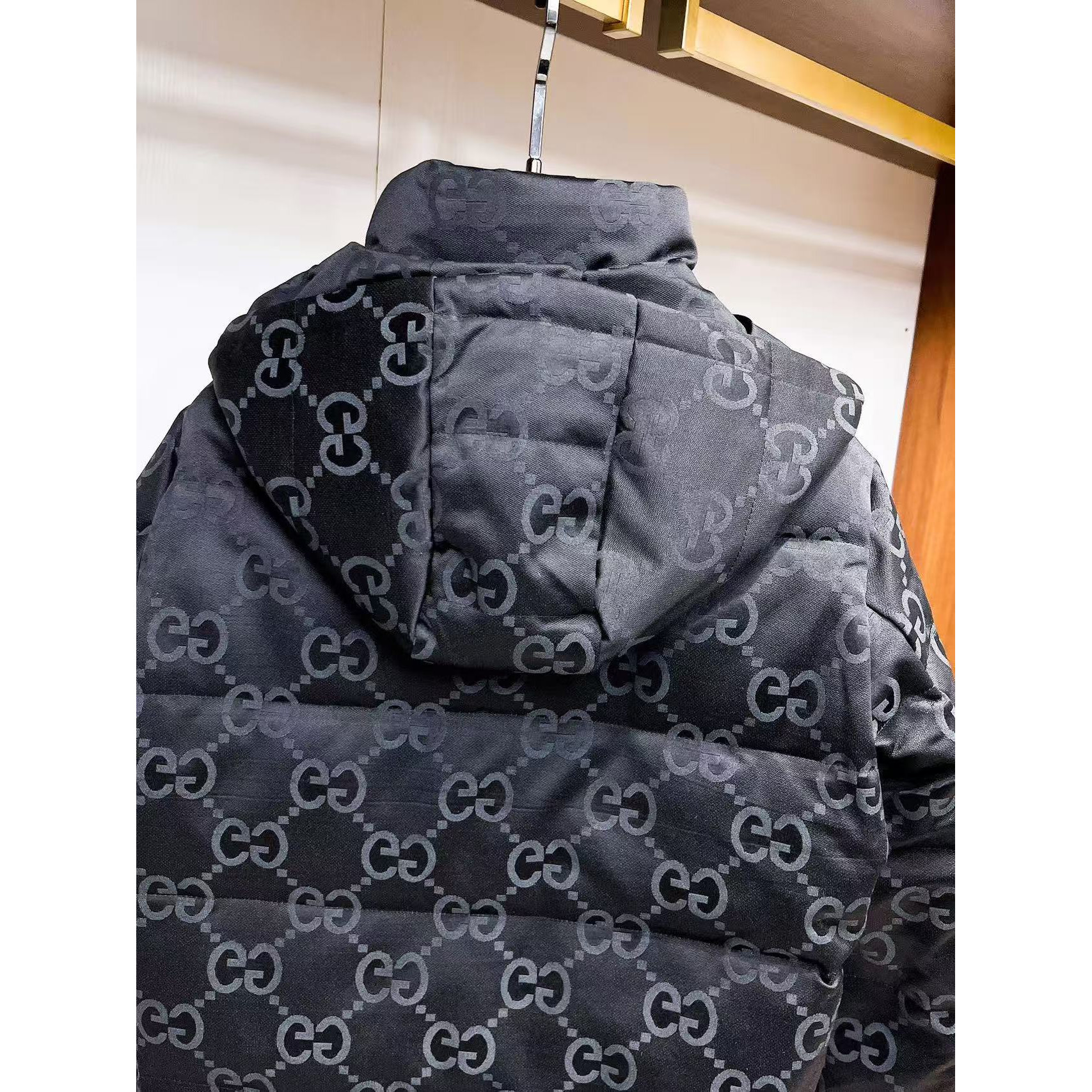 <p>GUCCI 秋冬新款羽绒服(黑)</p>