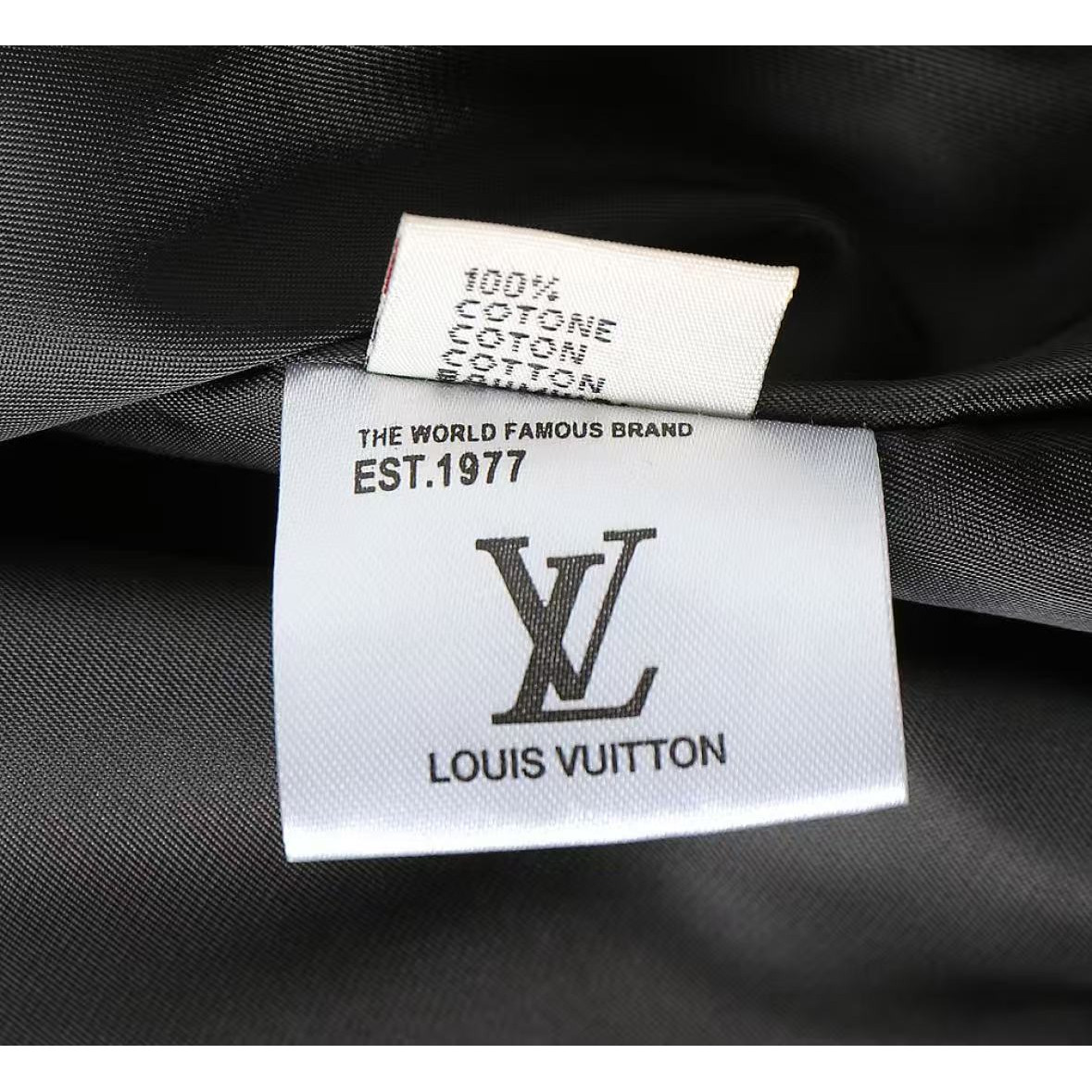 <p>LV 男士夹克外套(黑)</p>