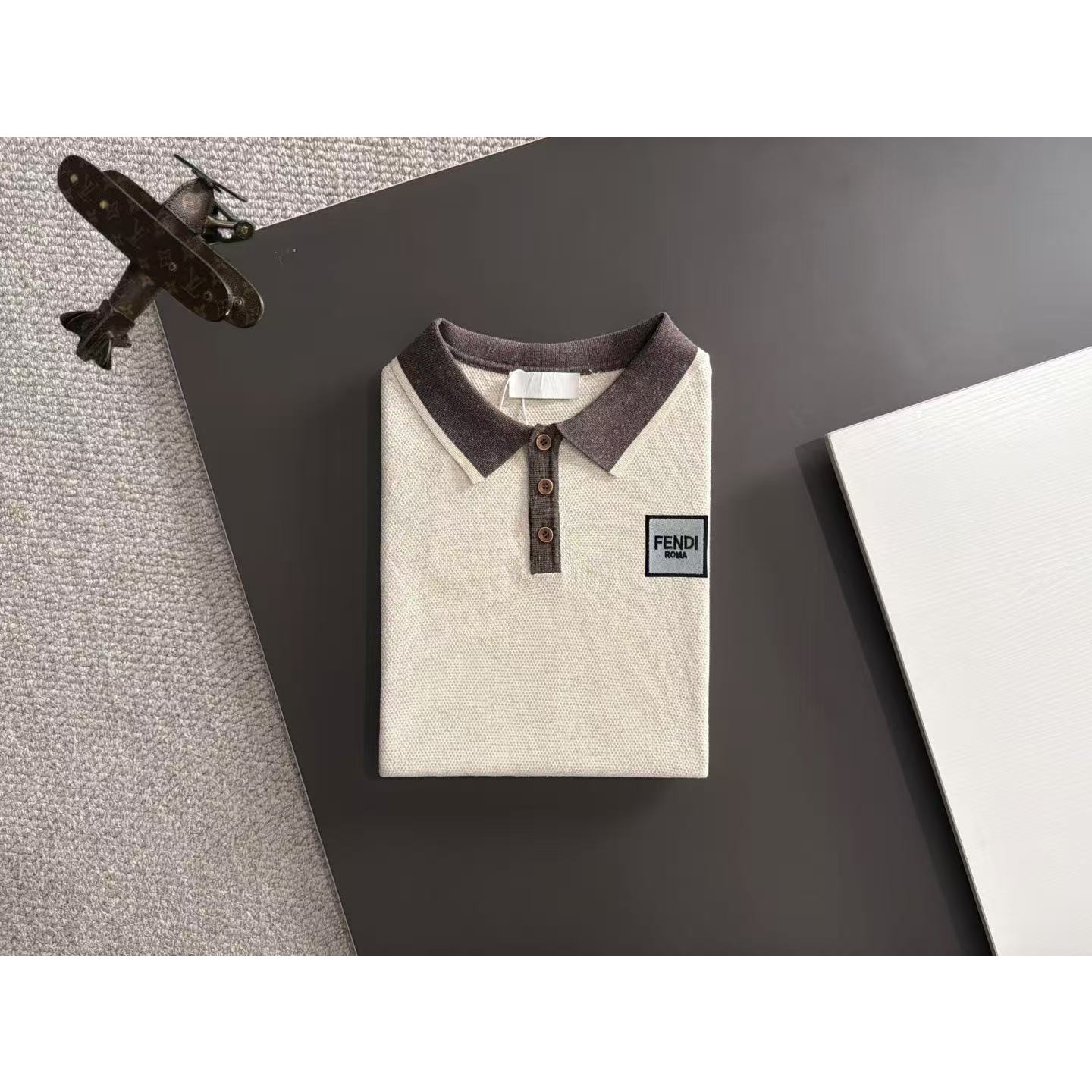 <p>FENDI 夏季新款短袖T恤(卡其)</p>