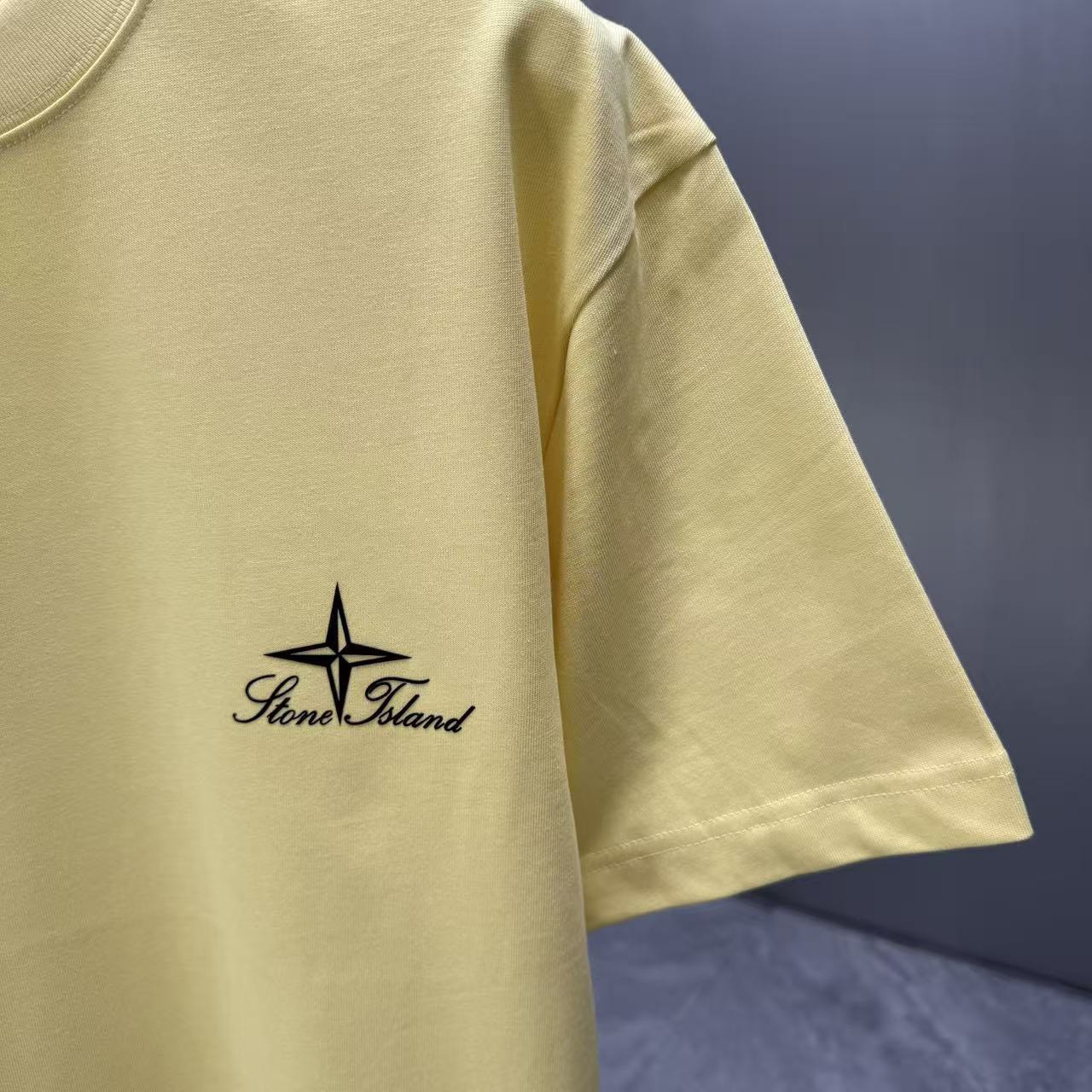 <p>Stone Island 短袖T恤(黃)</p>