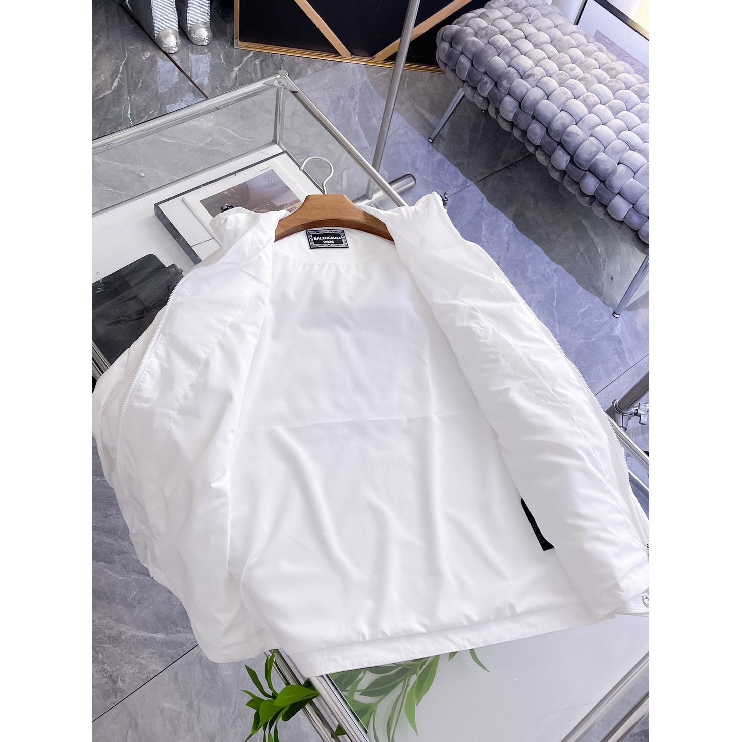 <p>Balenciaga 男士夹克外套(白)</p>