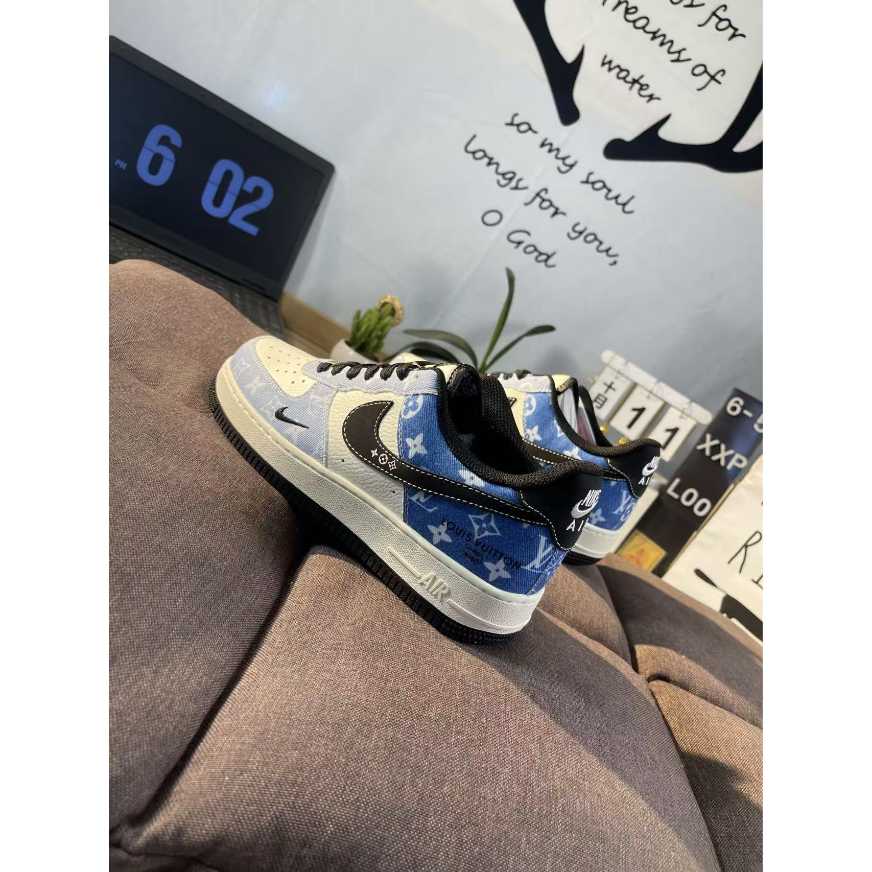 <p>Nike Air Force 1 x Louis Vuitton 联名定制款</p>