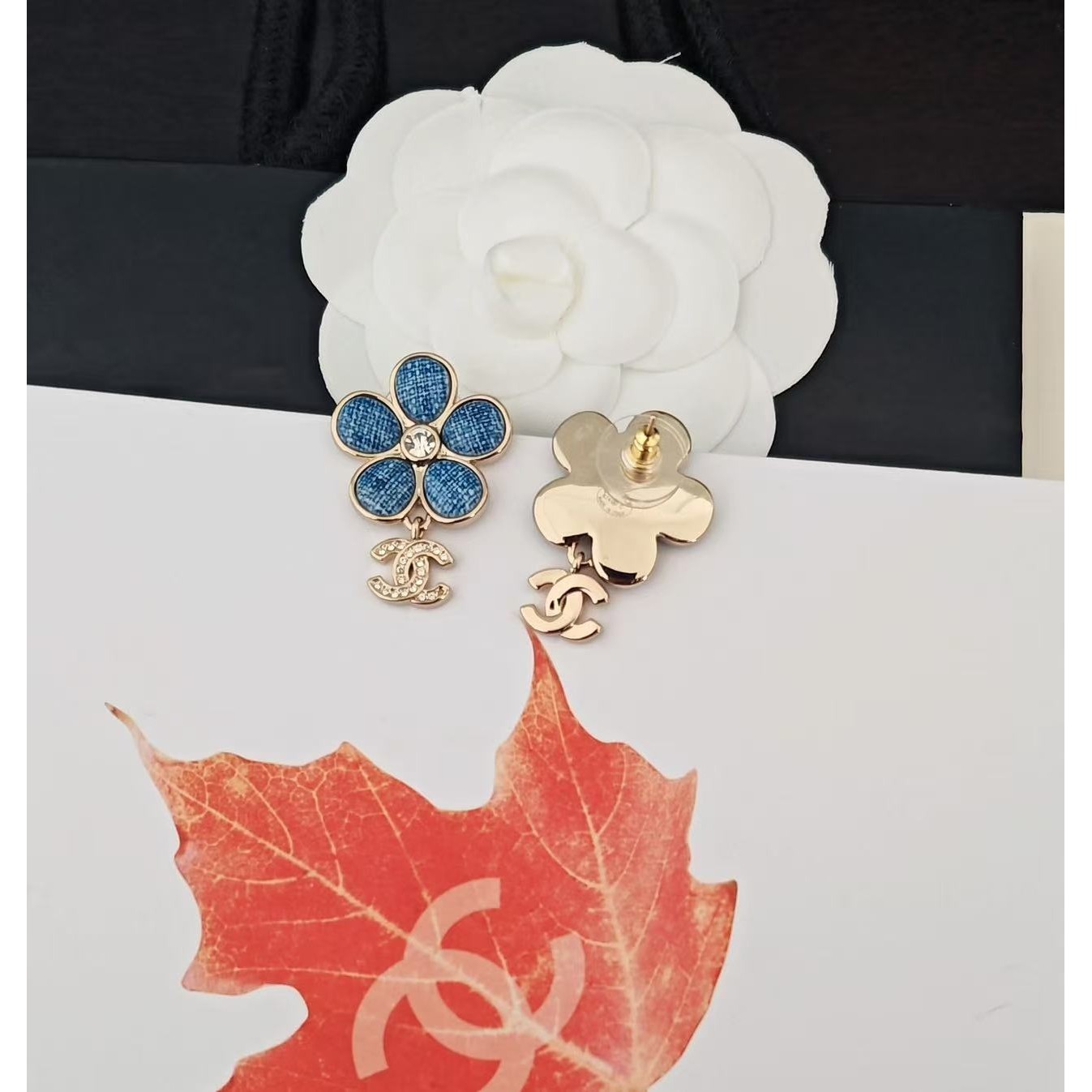 <p>CHANEL&nbsp;蓝色花朵耳环</p>