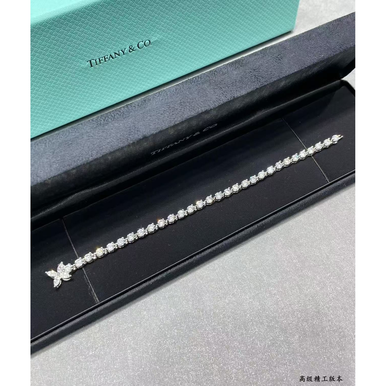 <p>TIFFNY&amp;CO.&nbsp;满钻马眼扣手链</p>
