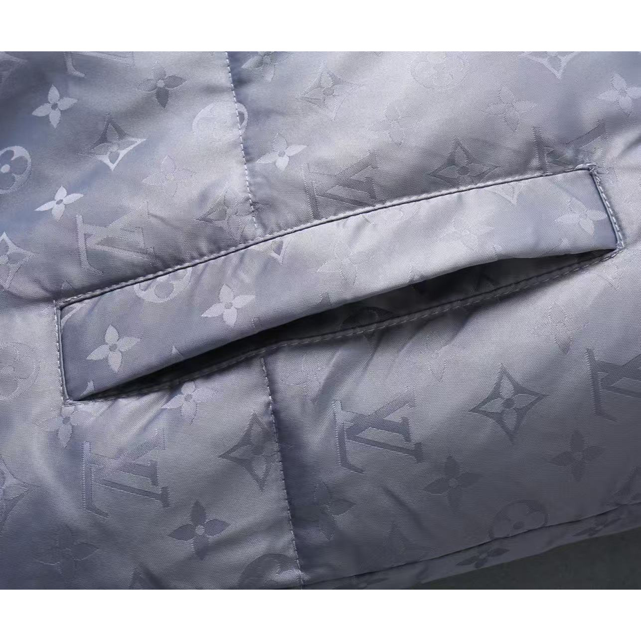 <p>LV 新款羽绒服(紫灰色)</p>