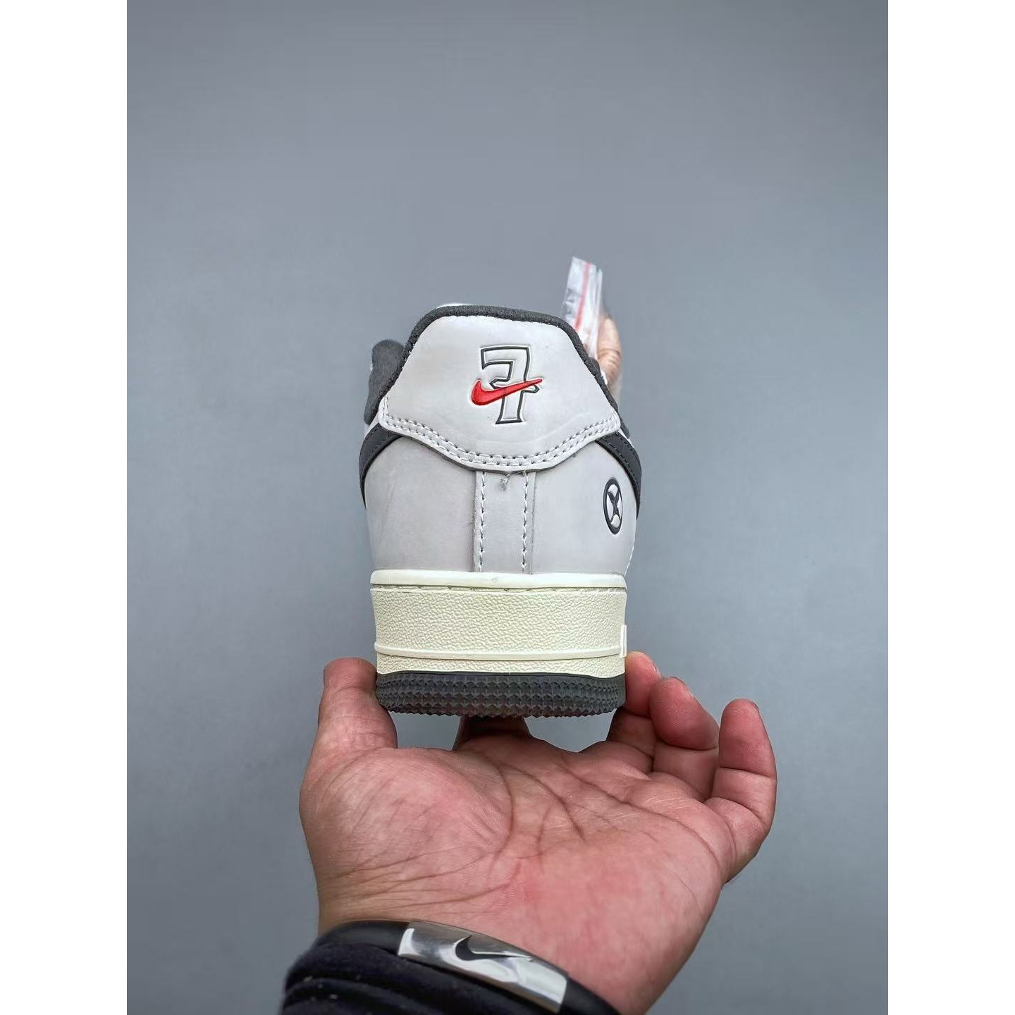 <p>NIKE AIR FORCE 1 LOW&nbsp; 休闲鞋(灰)&nbsp;</p>