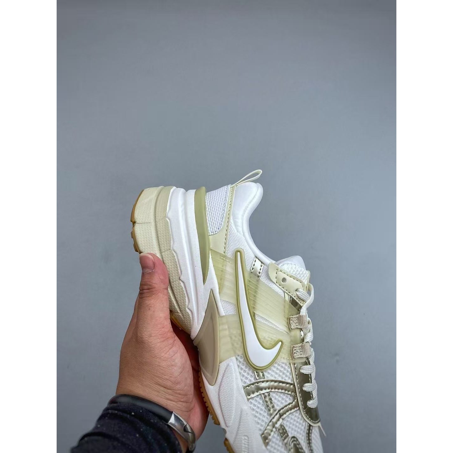 <p>Nike V2K Run 低帮跑步鞋(白色金色)</p>