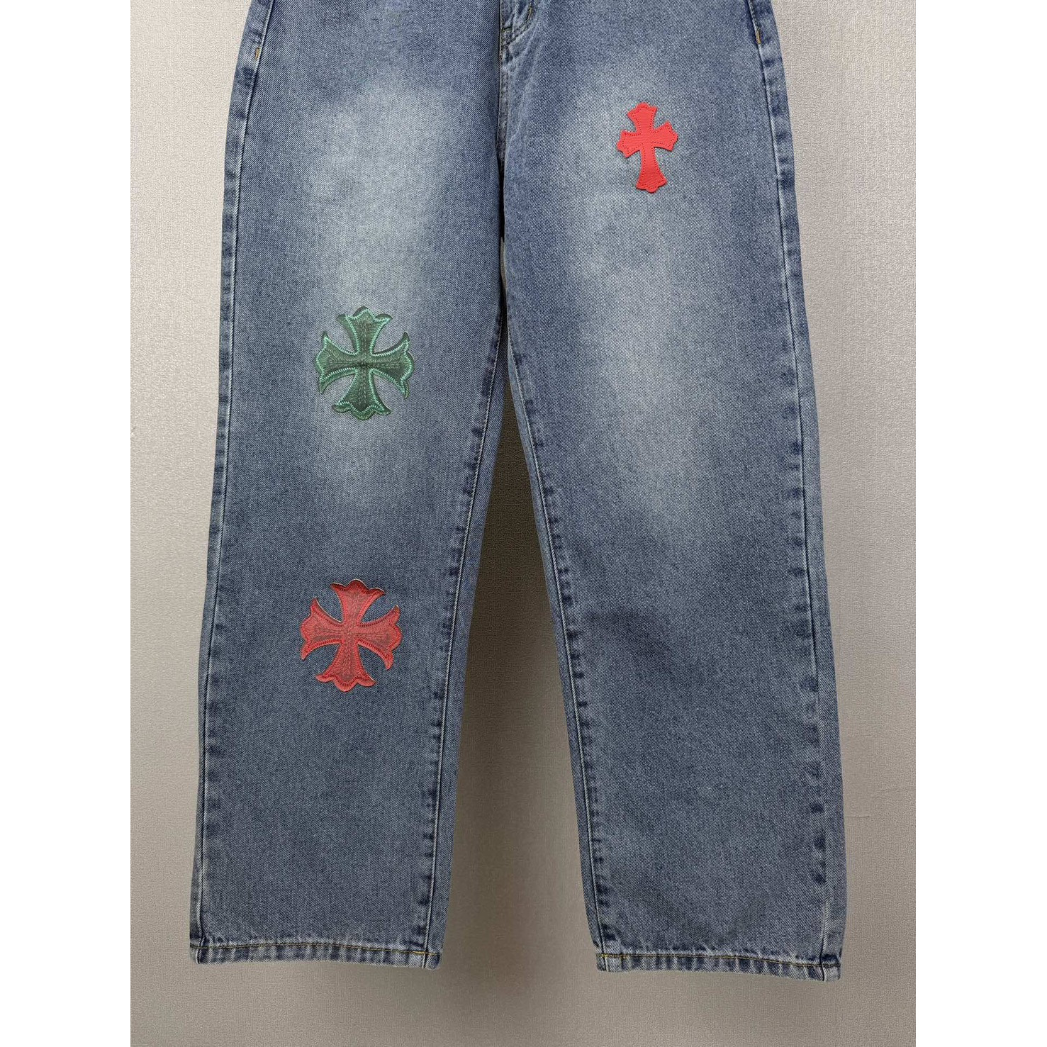 <p>CHROME HEARTS 红绿十字架拼皮情侣款水洗宽松牛仔裤</p>