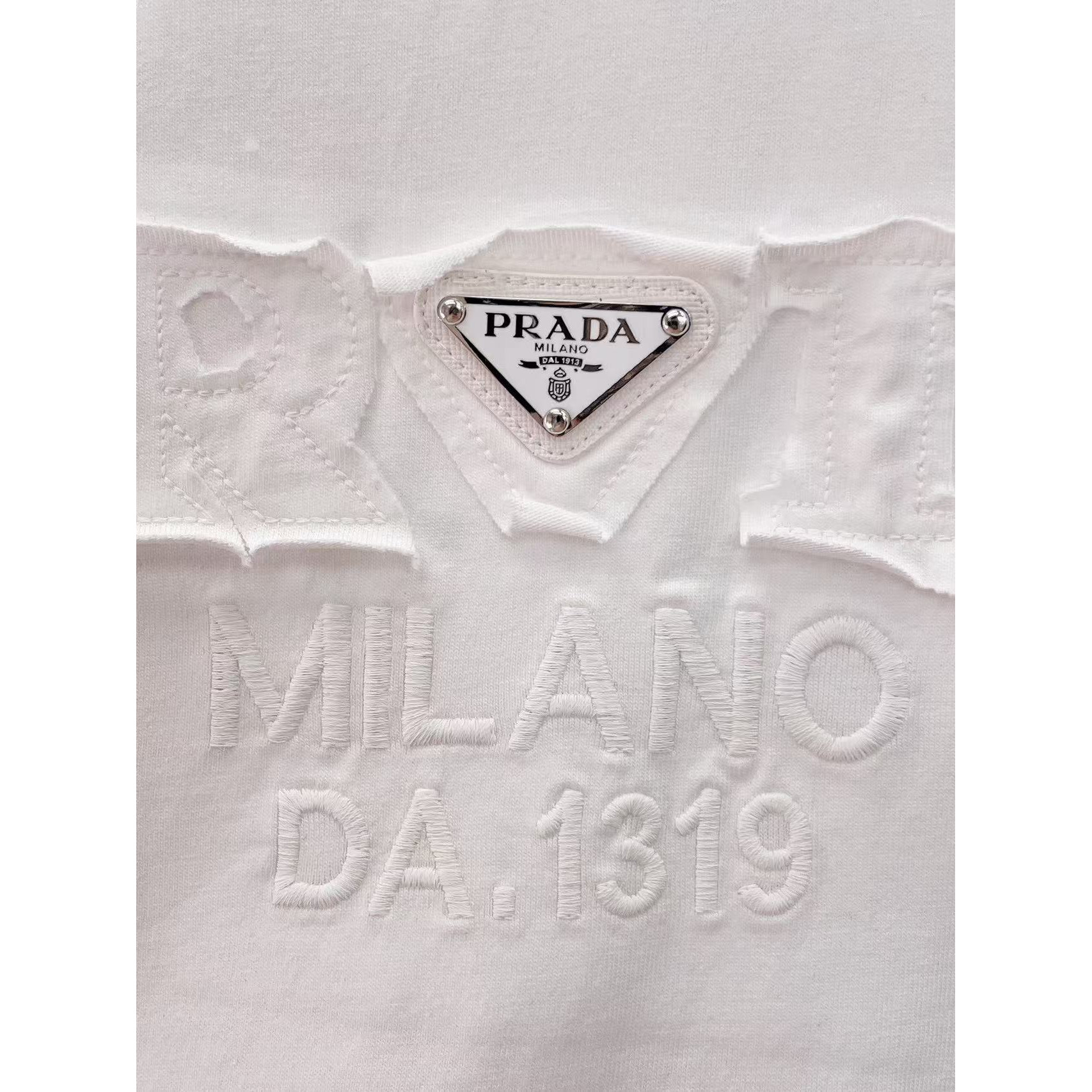 <p>PRADA&nbsp;专柜新款短袖T恤(白)</p>