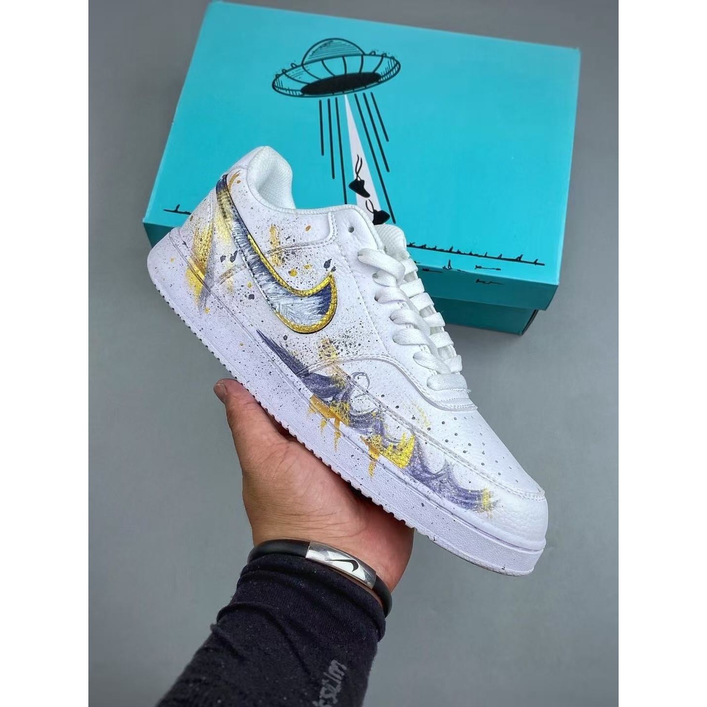 <p>NIKE COURTVISION 手绘泼墨涂鸦定制板鞋(白灰金)</p>