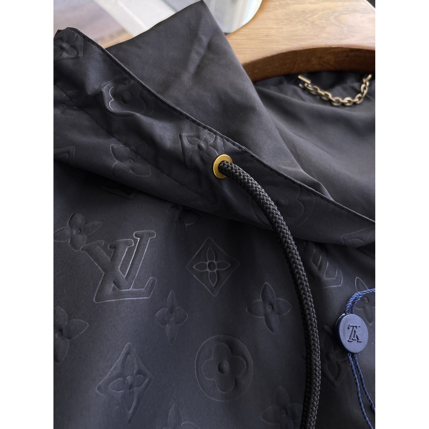 <p>LV&nbsp;男士夹克外套(黑)</p>
