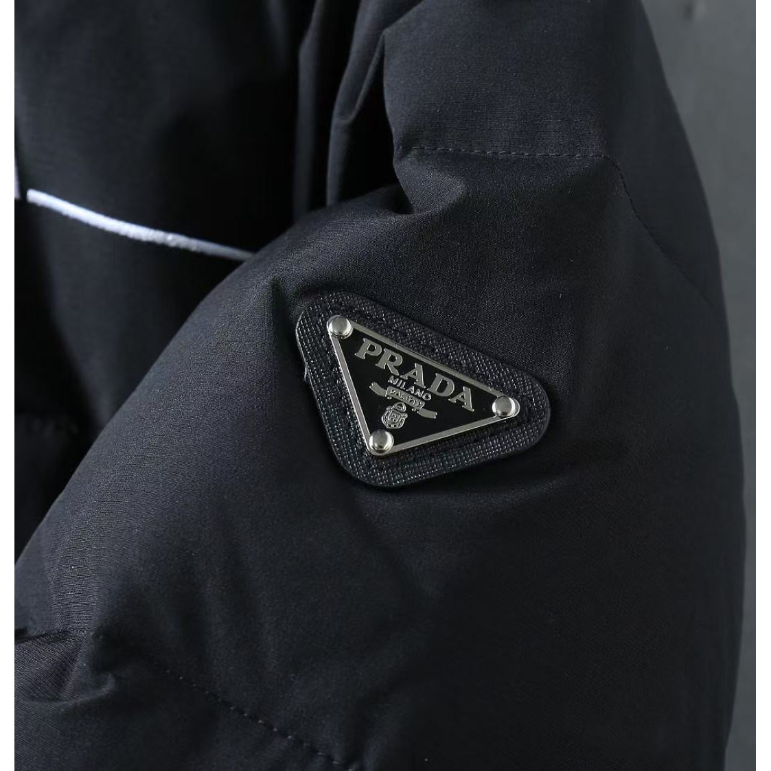 <p>PRADA 羽绒服(黑)</p>