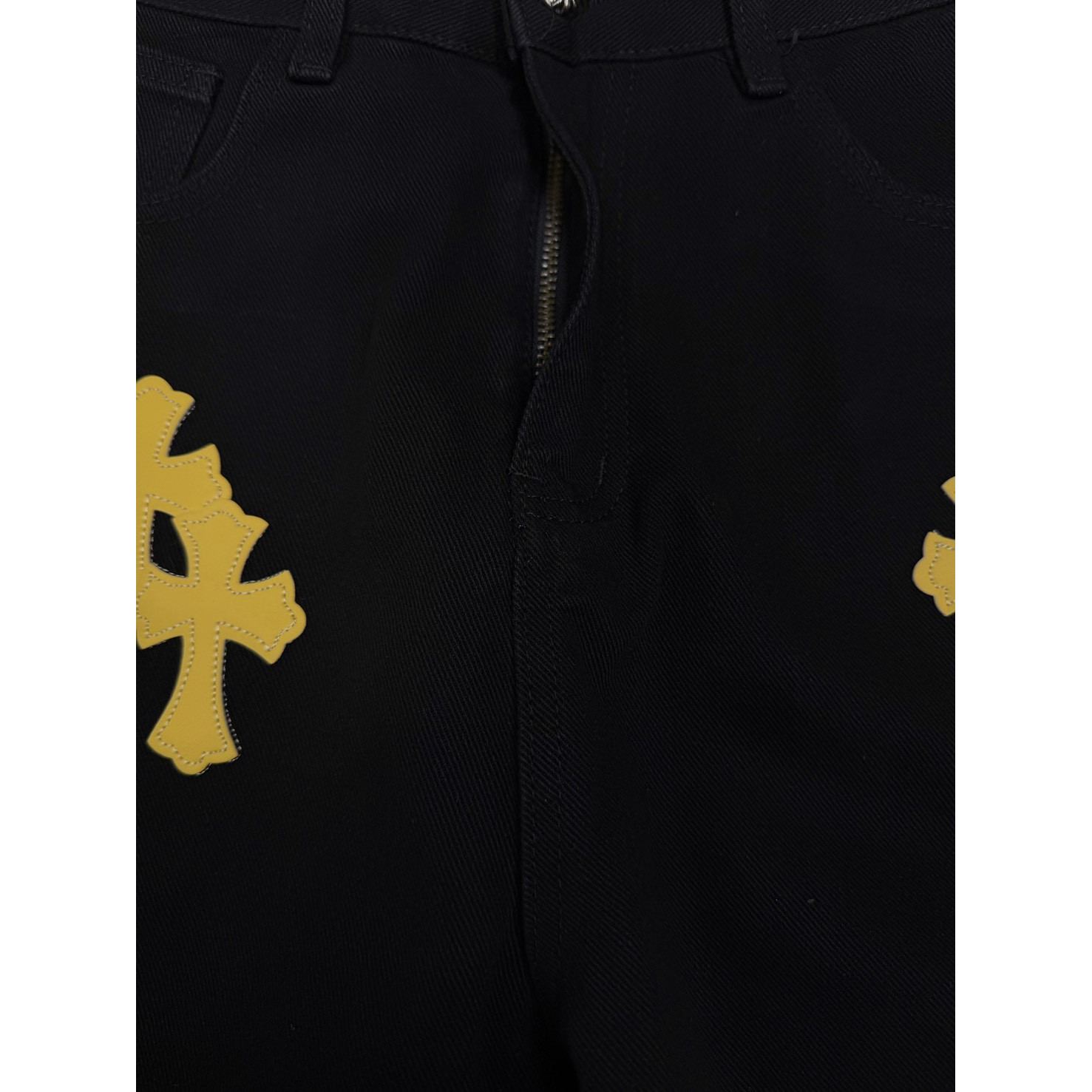 <p>CHROME HEARTS&nbsp;黄色十字架牛仔裤</p>