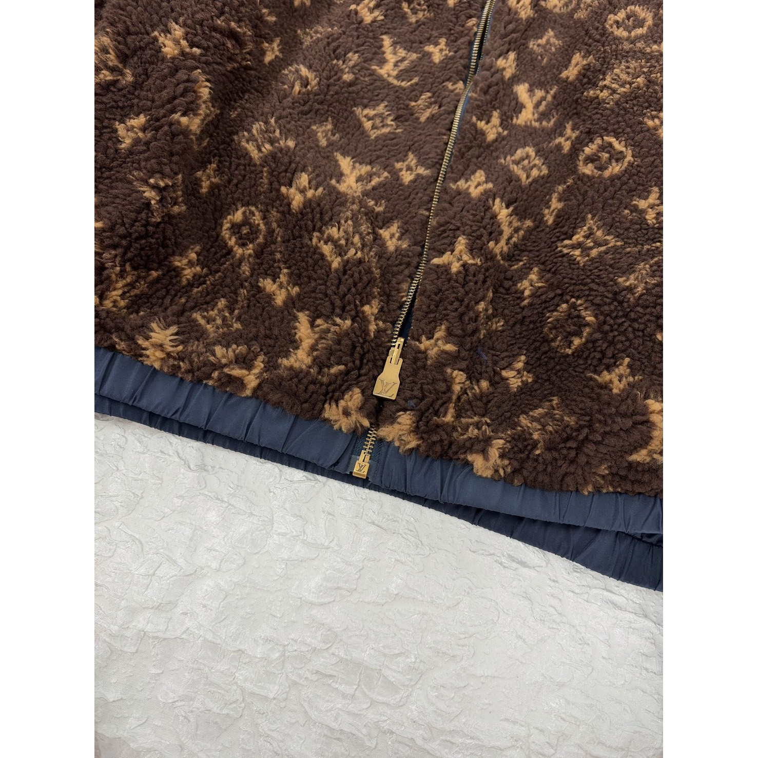 <p>LV&nbsp;Monogram双面穿老花字母羊羔绒外套</p>