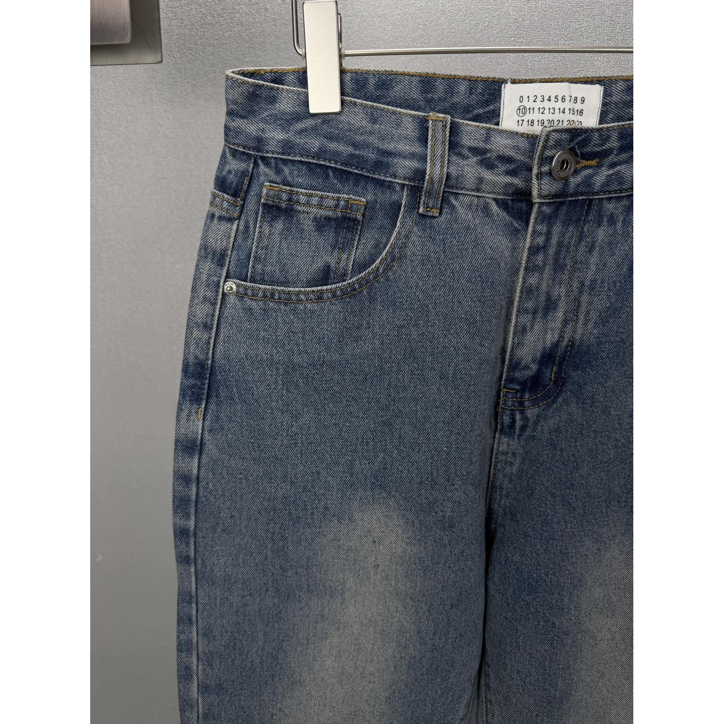 <p>Maison Margiela 口袋绿色数字🔢印花情侣款水洗宽松牛仔裤 (藍)</p>