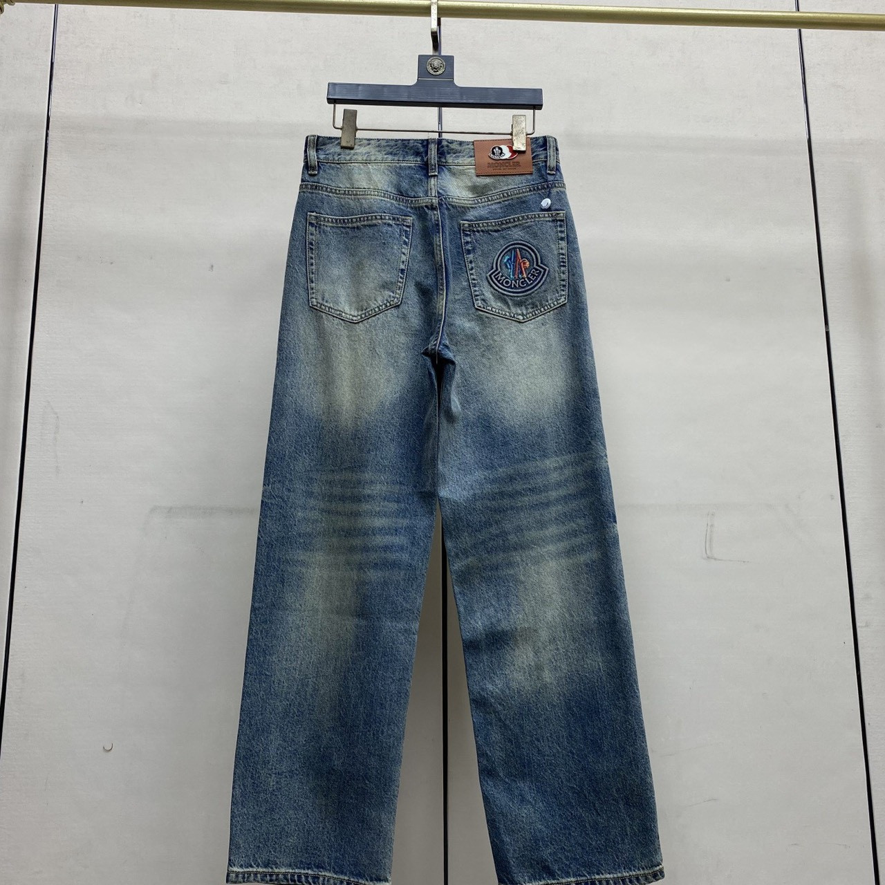 <p>MONCLER 欧洲专柜新款修身小直筒牛仔裤</p>