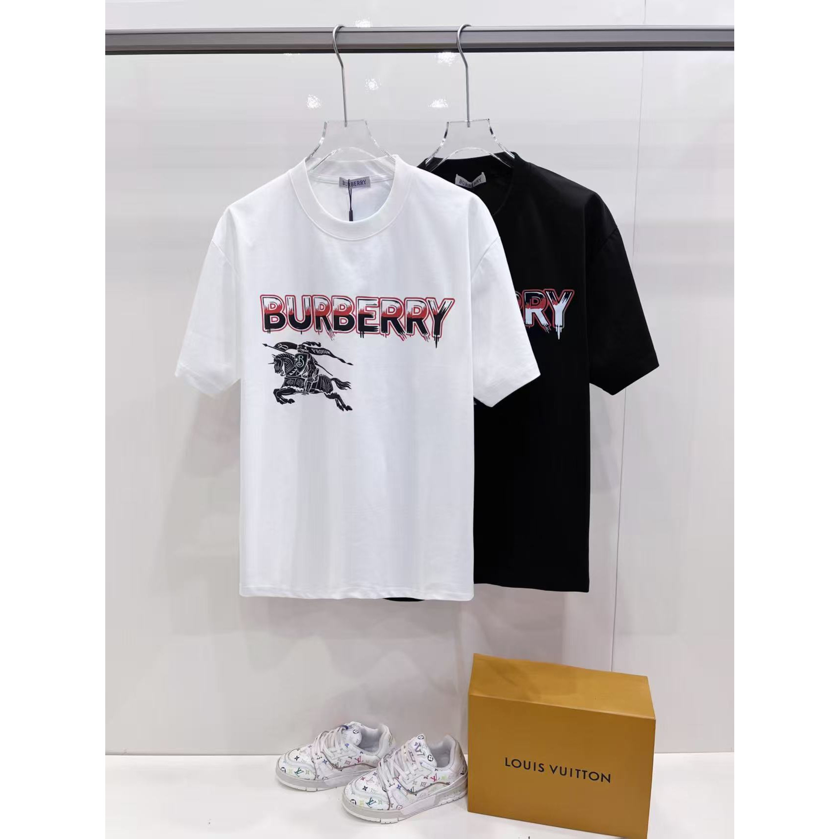 <p>BURBERRY&nbsp;短袖圆领T恤(黑)</p>
