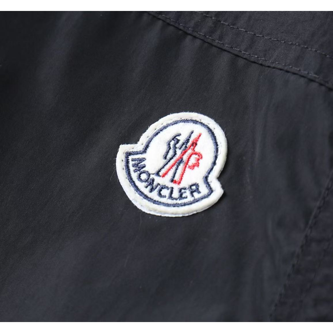<p>MONCLER 男士夹克外套(800820)</p>