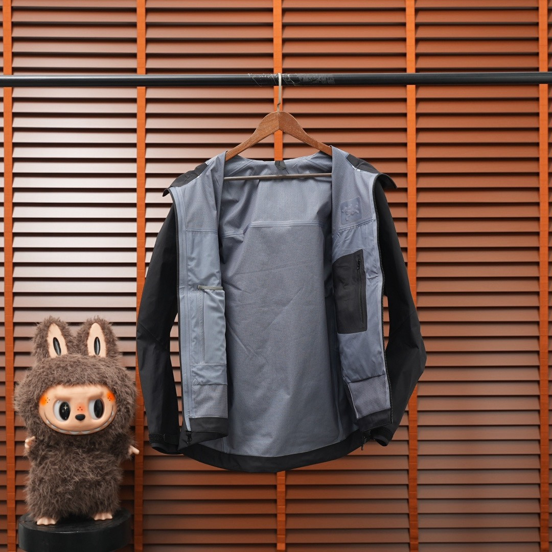 <p>ARC'TERYX &nbsp;BETA SV JACKET 增强防水防风连帽硬壳外套(黑)&nbsp;</p>