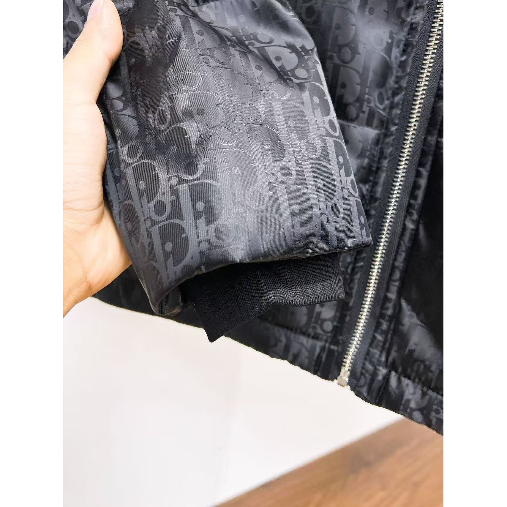 <p>DIOR&nbsp;秋冬新款羽绒服(黑)</p>
