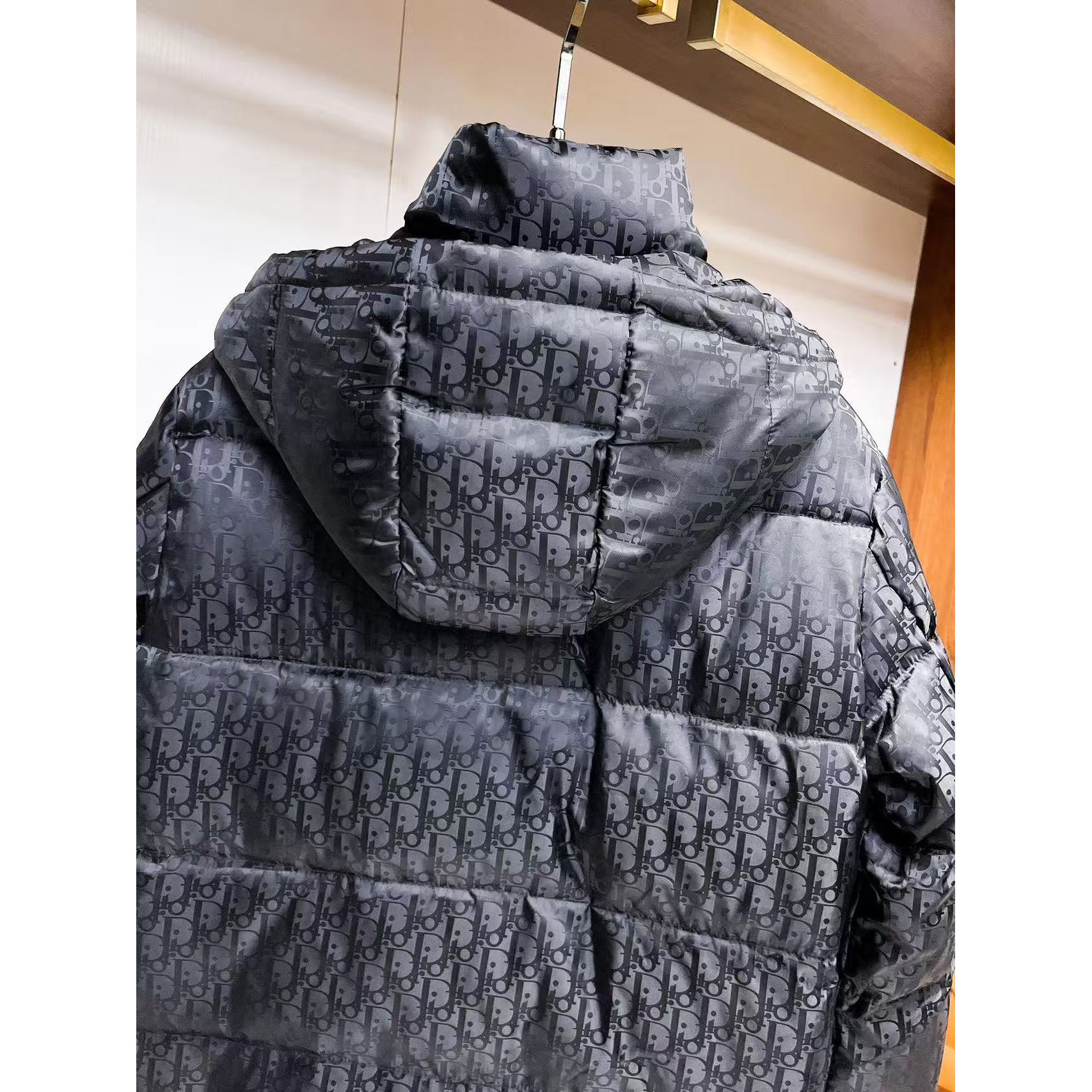 <p>DIOR&nbsp;秋冬新款羽绒服(黑)</p>