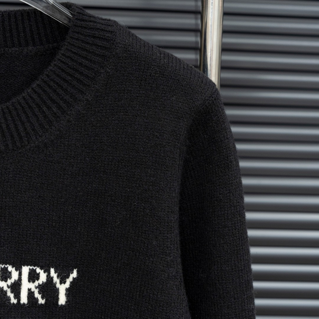 <p>BURBERRY&nbsp;战马 LOGO长袖毛衣(黑)</p>