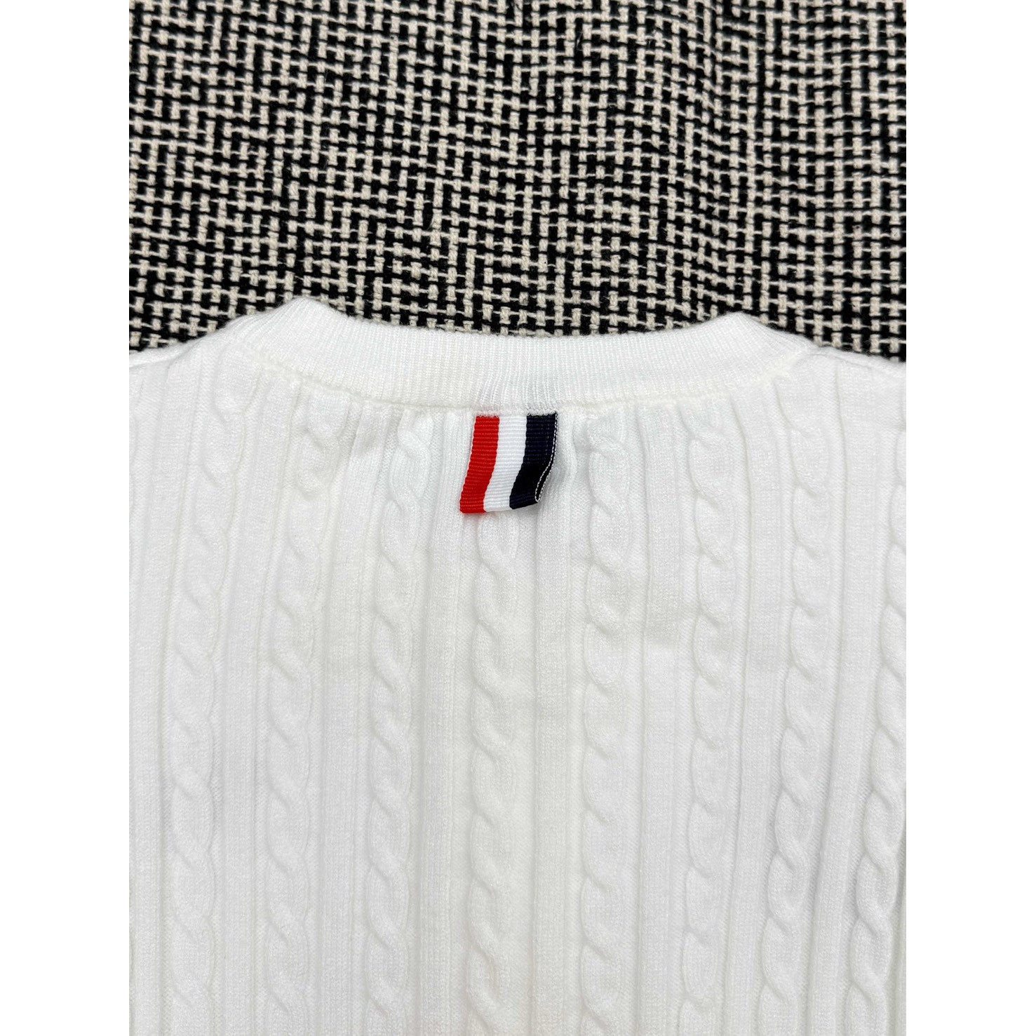 <p>Thom Browne 女款刺绣四杠针织开衫(白)</p>