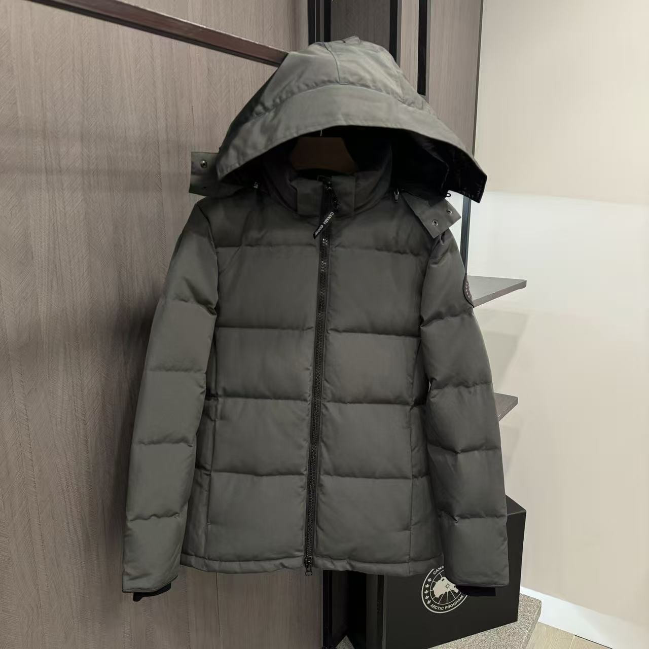 <p>Canada Goose Chelse*派克大衣羽绒服(灰色黑標)</p>