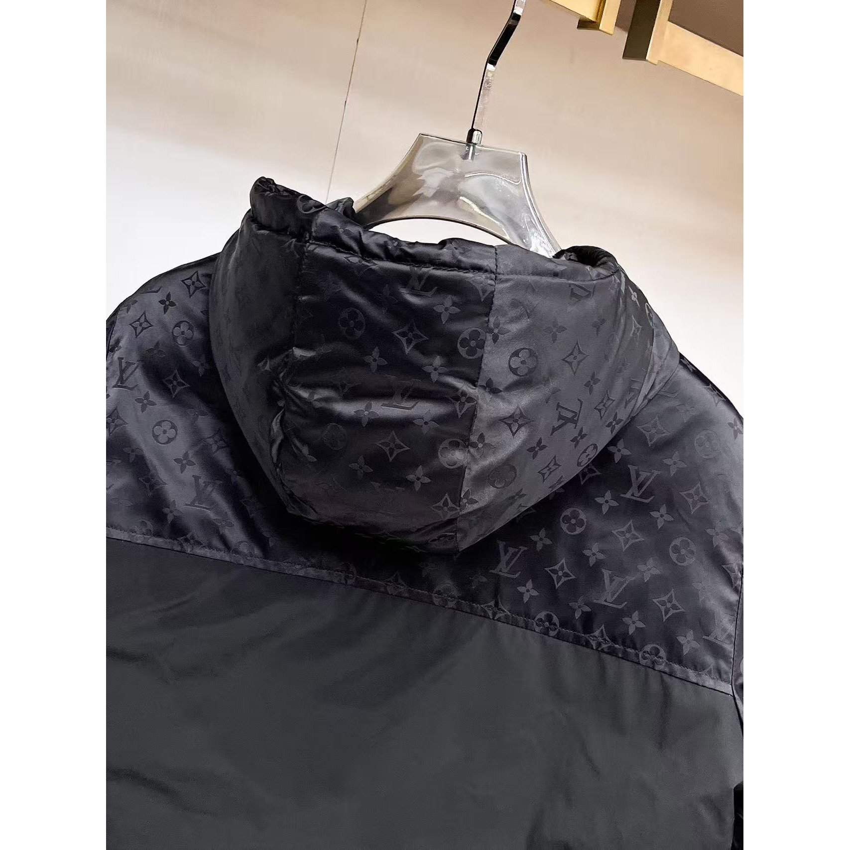<p>LV 秋冬新款羽绒服(黑)</p>