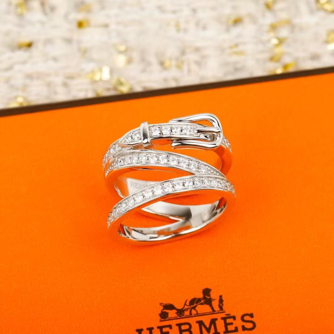 <p>HERMES&nbsp;三圈戒指</p>