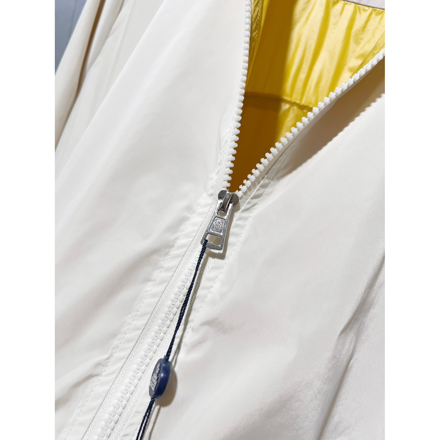 <p>MONCLER&nbsp;夹克外套(杏)</p>