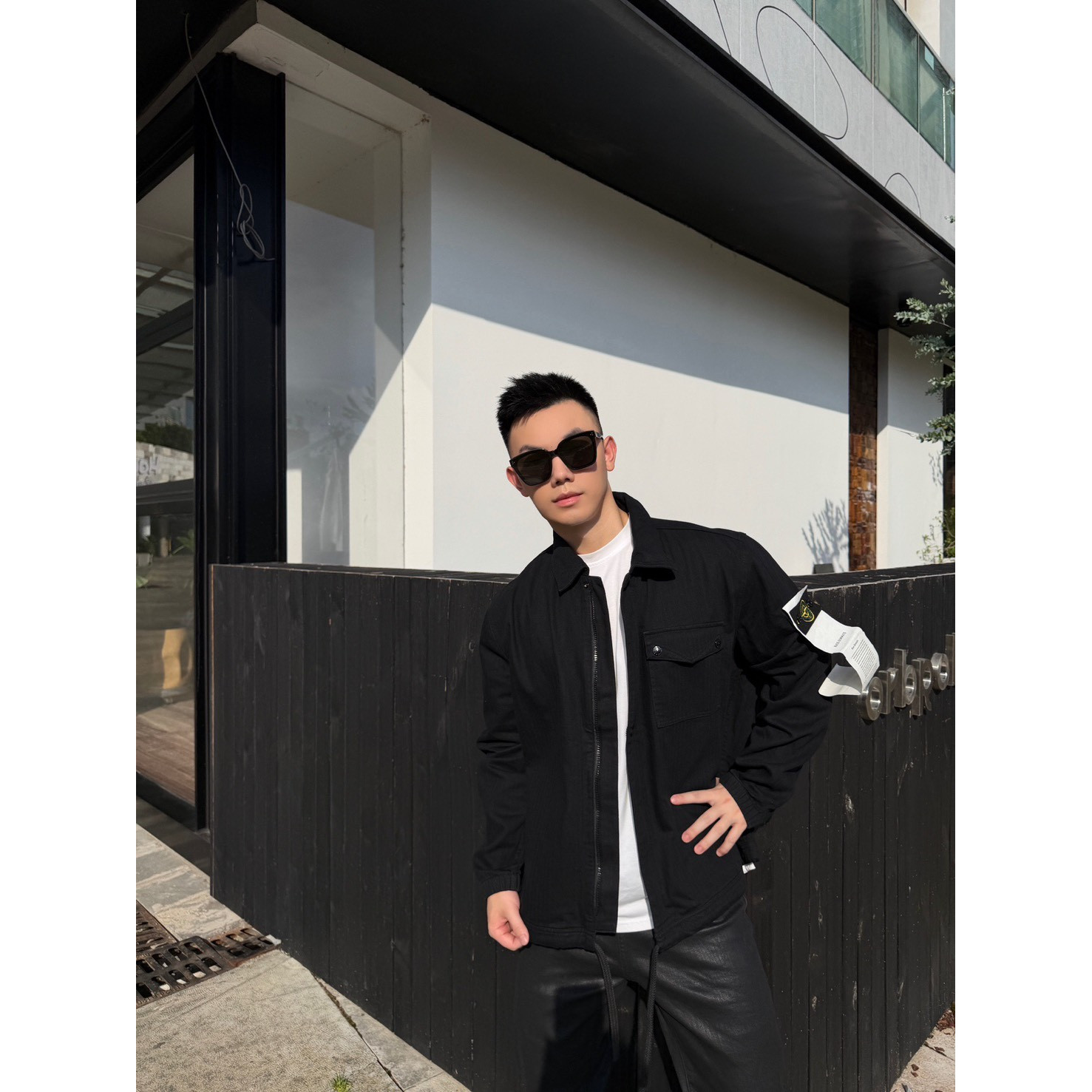 <p>Stone Island 户外口袋长款衬衫外套(黑)</p>