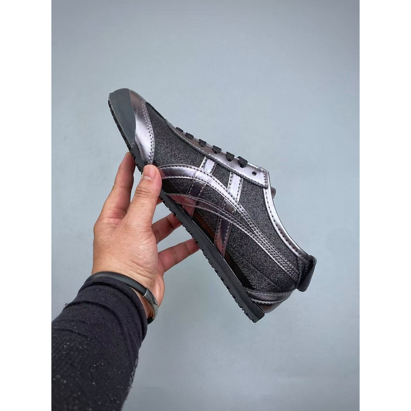 <p>ASICS 低帮休闲板鞋(黑)</p>