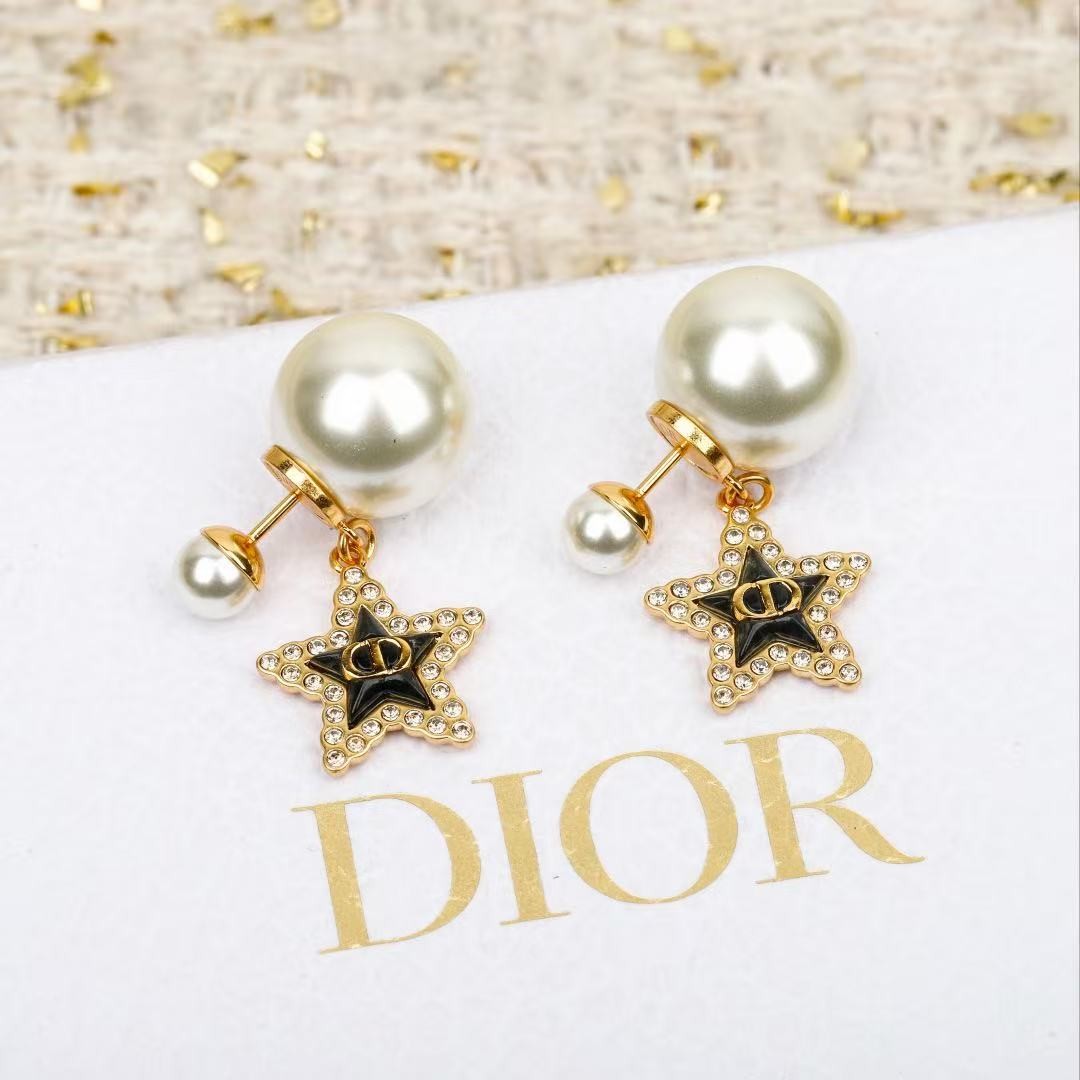 <p>DIOR&nbsp;五角星CD珍珠耳钉</p>