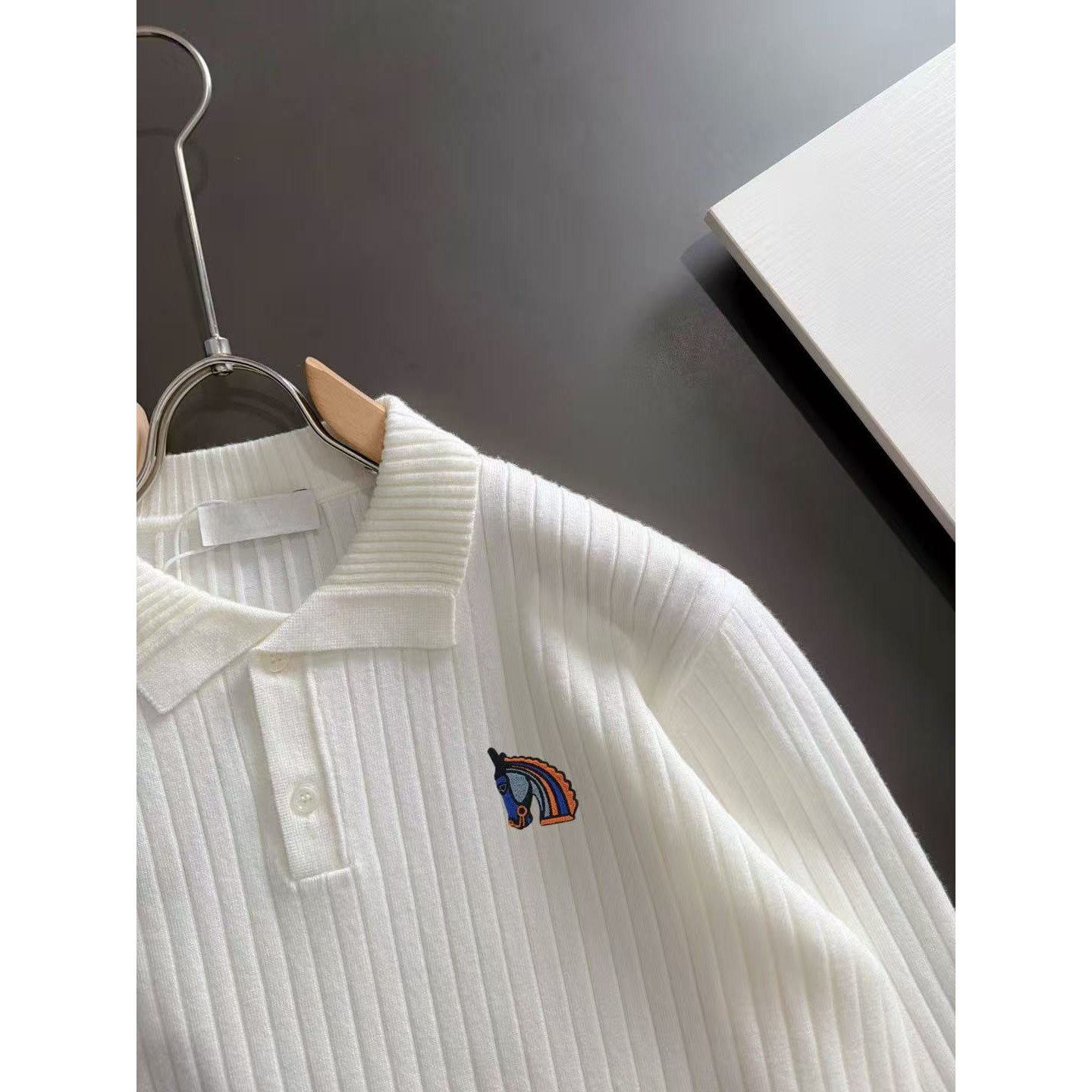 <p>HERMES 秋冬官网最新毛衣(白)</p>