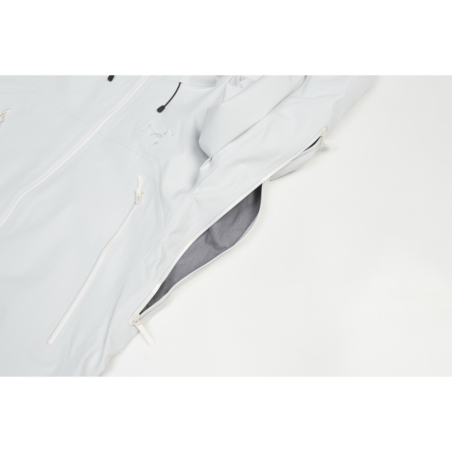 <p>Arc'teryx Bate SL 轻质透气连帽冲锋衣(白)</p>