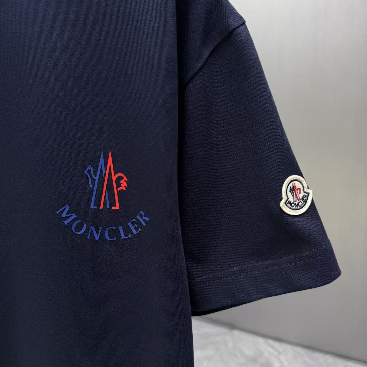 <p>Moncler 短袖T恤(深藍)</p>