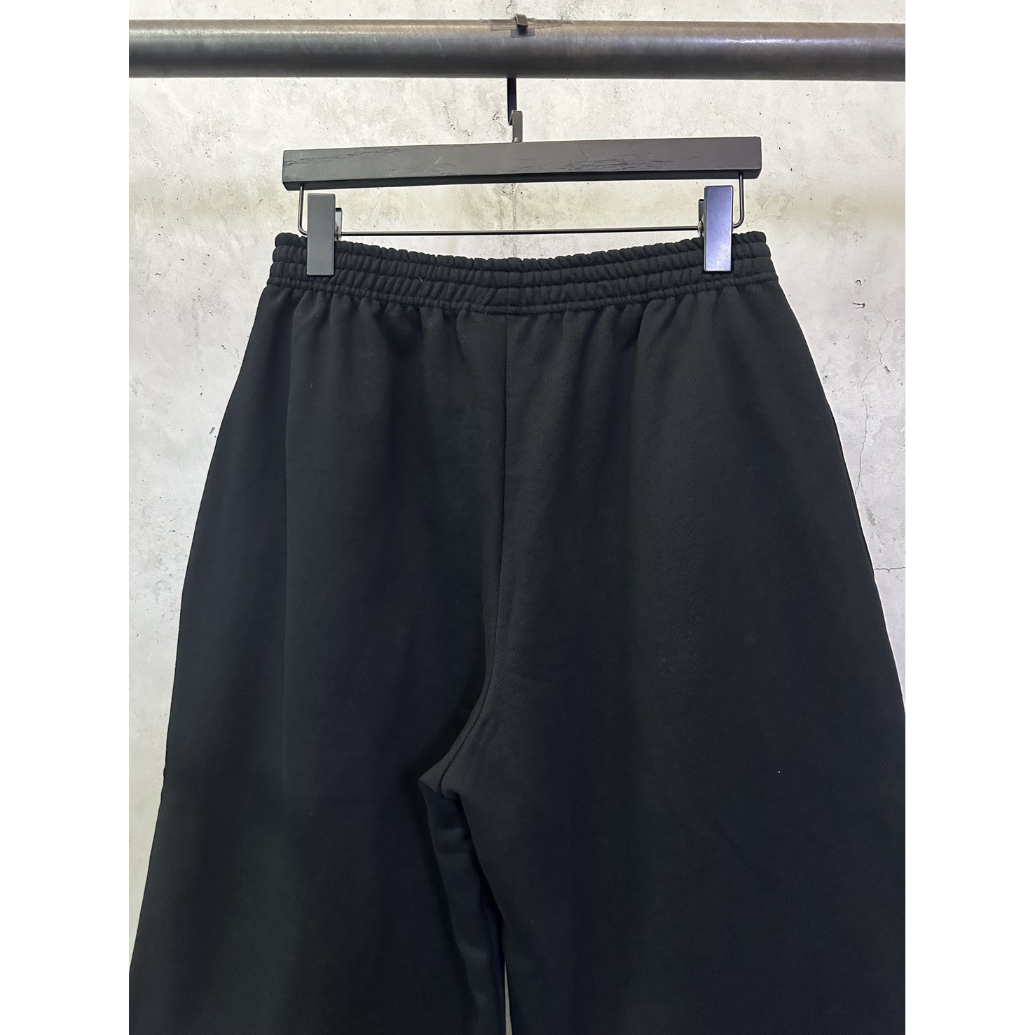 <p>Balenciaga Football系列七分休闲裤(黑)</p>