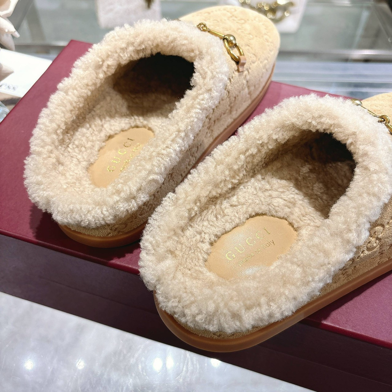 <p>GUCCI 穆勒羊毛拖鞋</p>