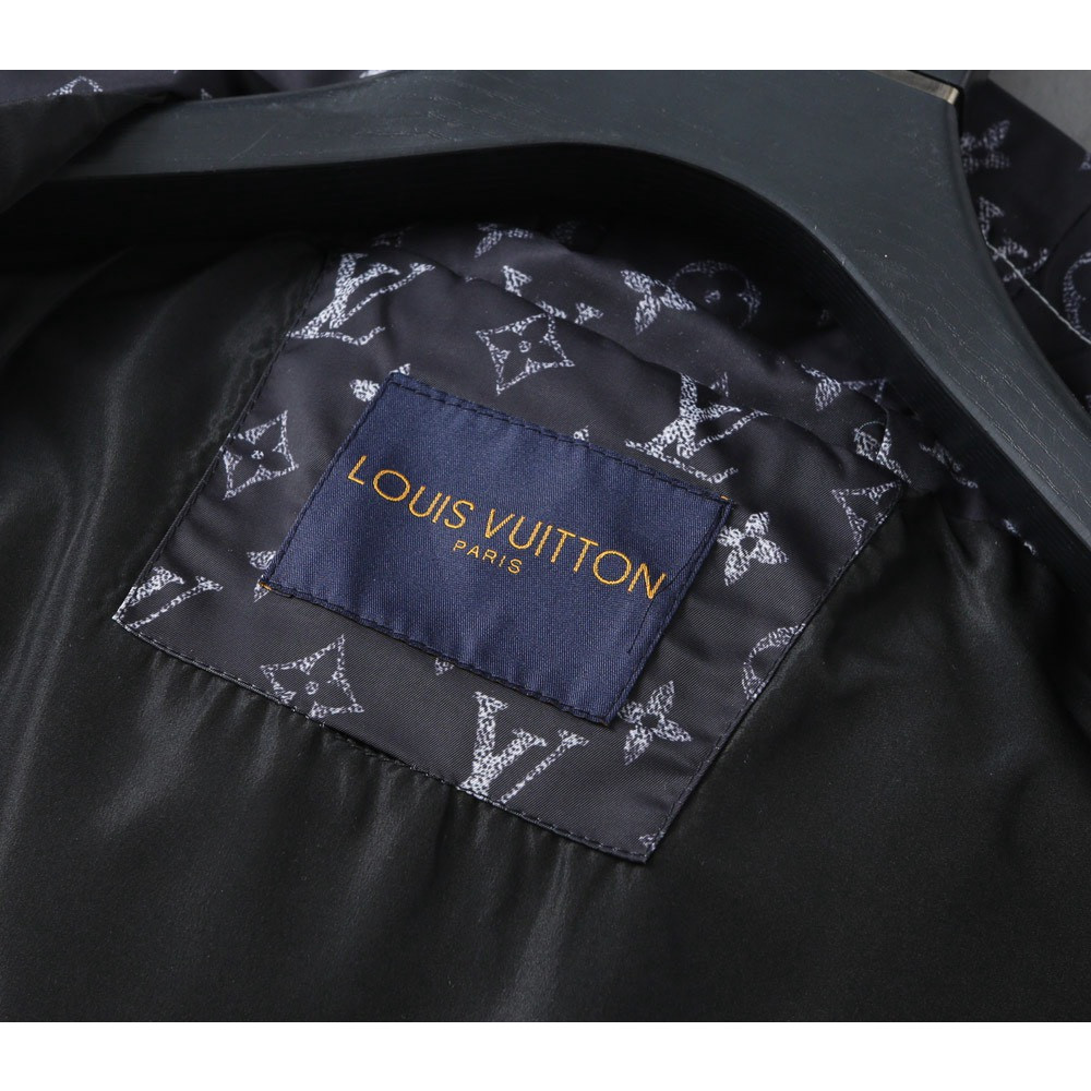 <p>LV 新款男士夹克外套</p>