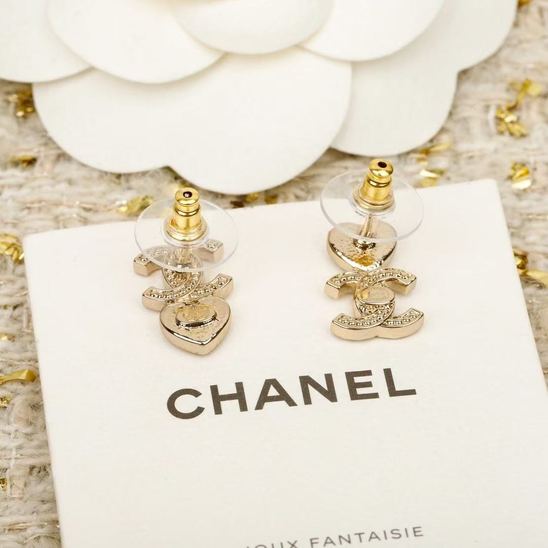 <p>CHANEL&nbsp;双c爱心耳钉</p>