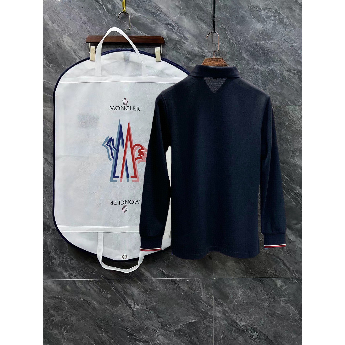 <p>MONCLER 立体徽标翻领长袖Polo衫(黑)</p>

<p>&nbsp;</p>