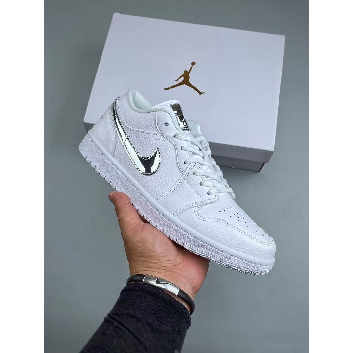 <p>Nike WMNS AIR 乔1 复古文化篮球鞋(白色银勾)</p>