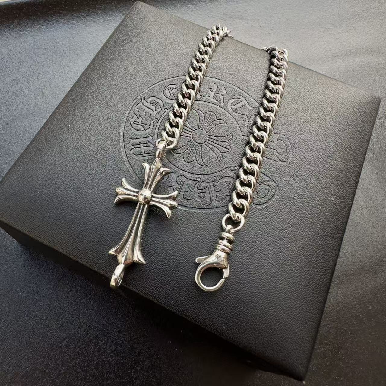 <p>chrome hearts 十字架古巴手链</p>