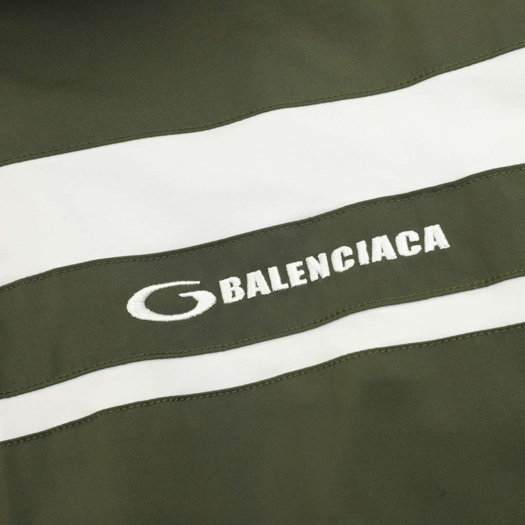 <p>Balenciaga 双色拼接字母刺绣风衣外套</p>