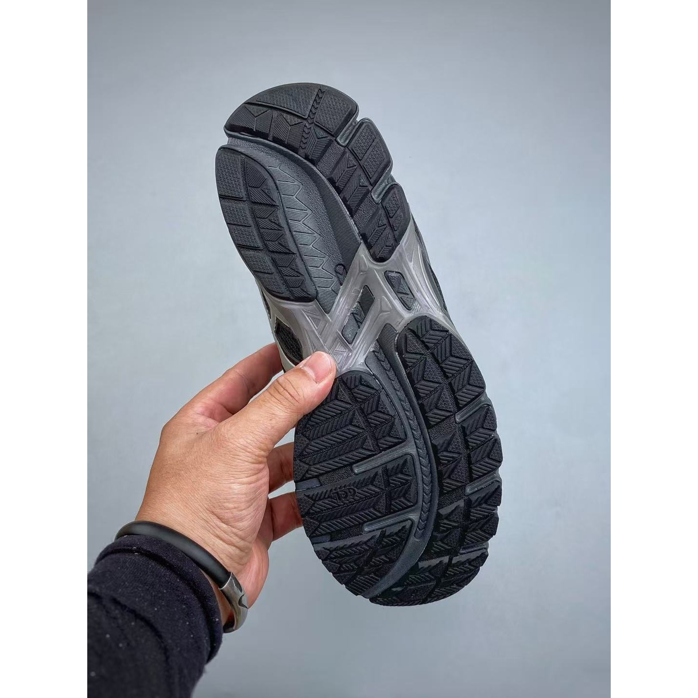 <p>Asics Gel-Kayano 20代 透气专业跑鞋(黑)</p>