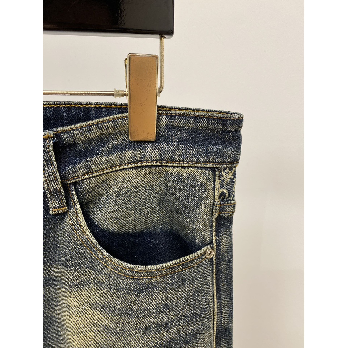 <p>GUCCI&nbsp;休闲牛仔裤</p>