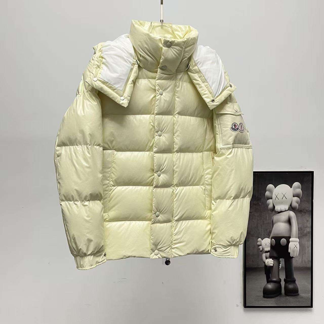 <p>Moncler 70周年双标连帽羽绒服(米白色)</p>