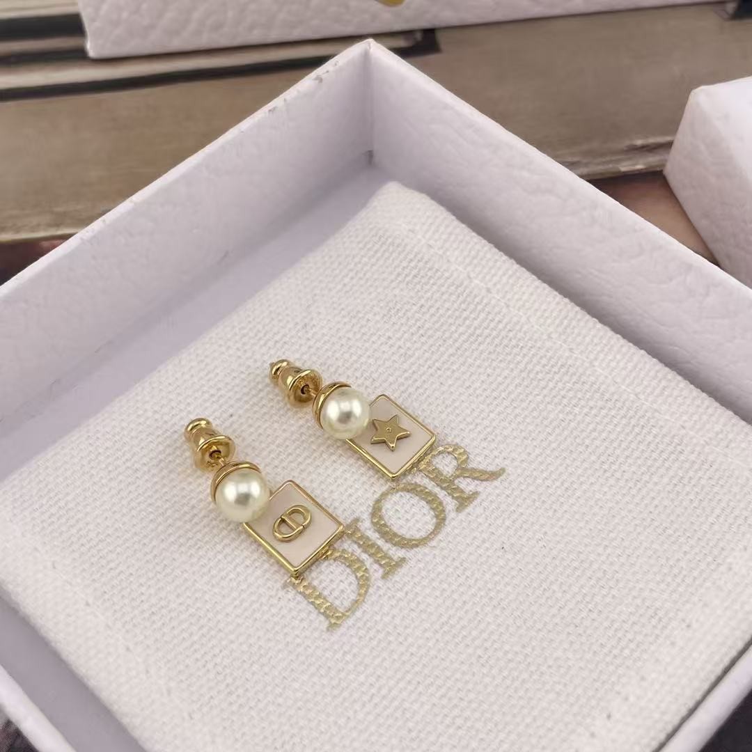 <p>DIOR&nbsp;小白方牌耳钉</p>